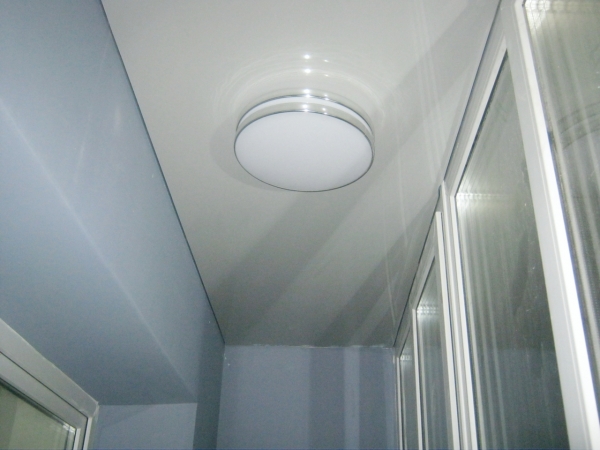 Натяжные потолки на балкон