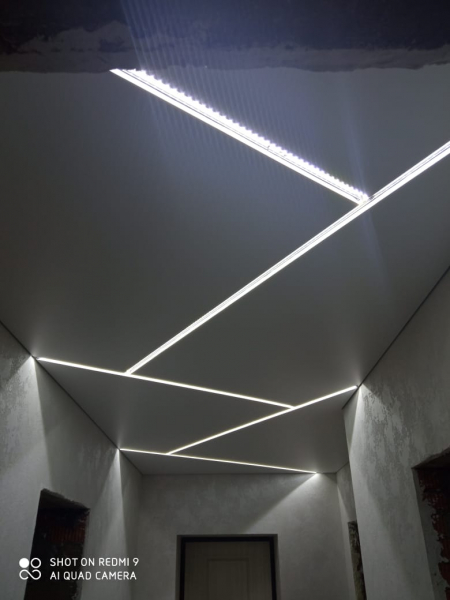 Световые линии на потолке