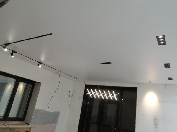 Потолок в зал