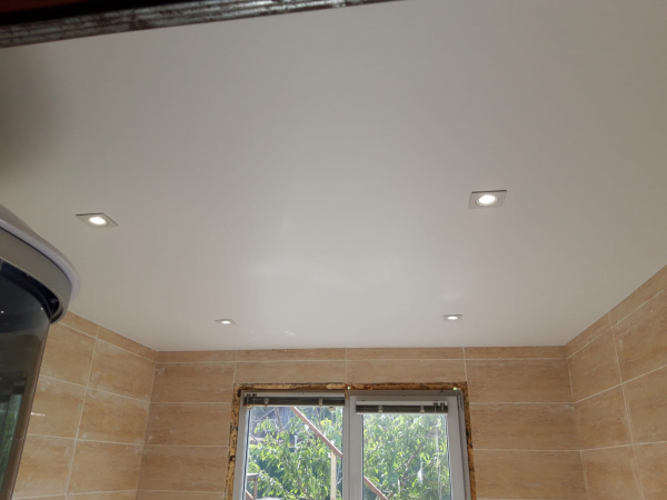 Фото потолка в ванной