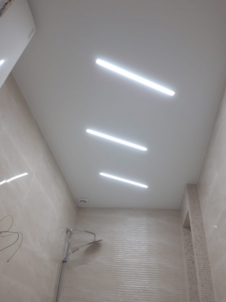 Натяжной потолок со световыми линиями