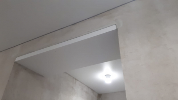 Фото перехода потолка в коридор