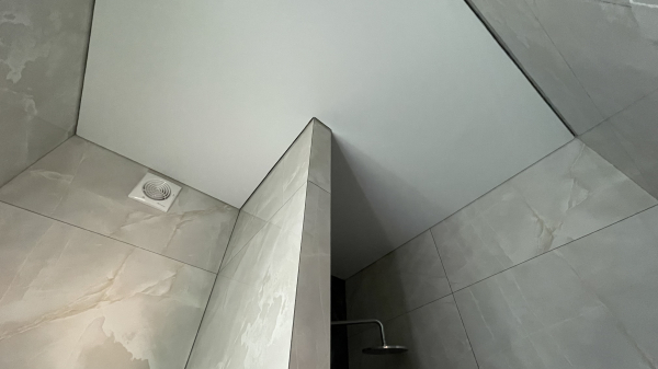 Фото натяжных потолков в сан узле