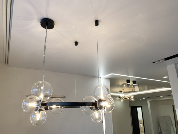 Потолок с красивой люстрой