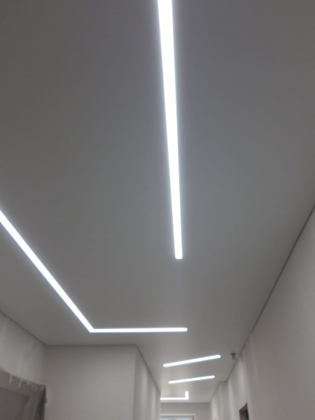 Натяжной потолок со световыми линиями