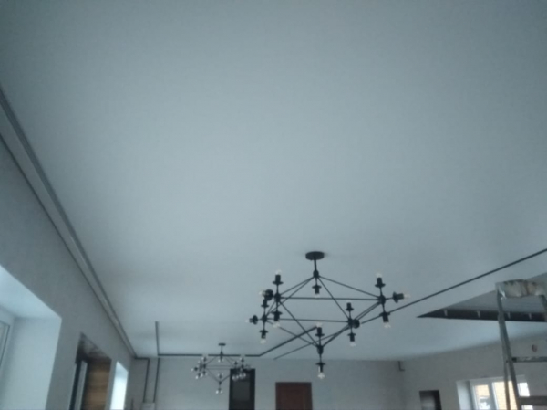 Потолок в комнате