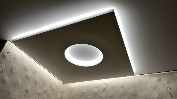 Подсветка уровня на потолке