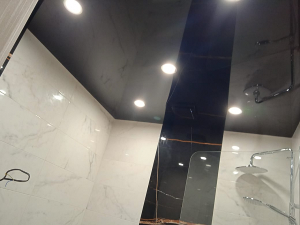 Чёрный потолок в ванной