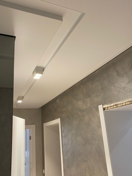 Потолок с нишами СЛОТТ в коридоре