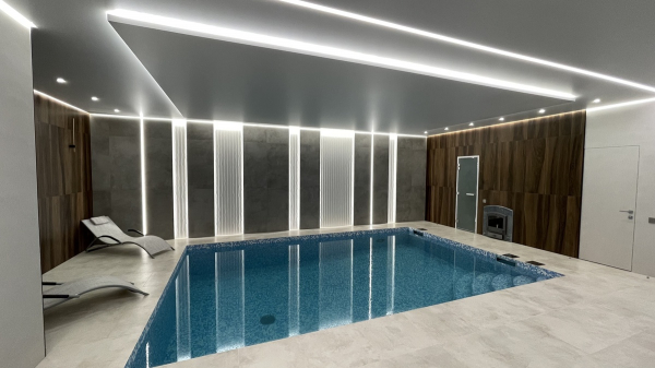 Фото натяжной потолка в бассейне