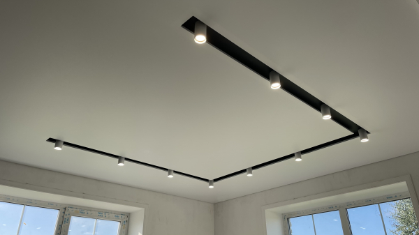 Фото трековой системы SLOTT в потолке