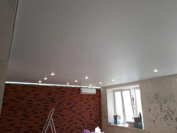 Натяжные потолки на кухню