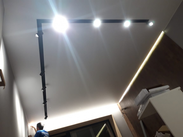 Система SLOTT на натяжном потолке