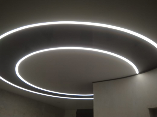 Потолок со световыми линиями