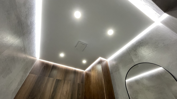 Контурная подсветка потолка в ванной