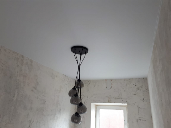 Белый натяжной потолок