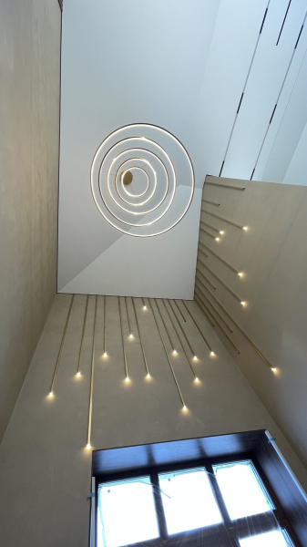 Люстра в современном стиле на потолке фото