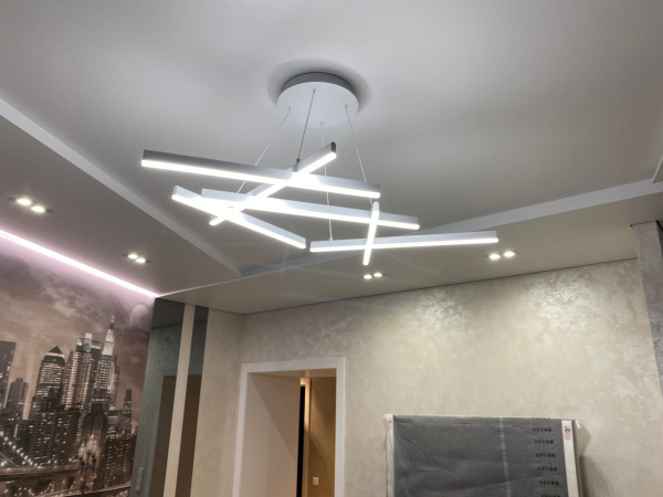 Люстра на потолке фото