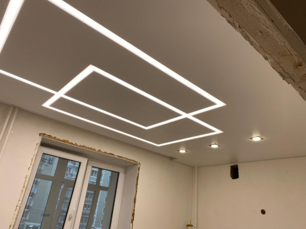 Натяжной потолок со световыми линиями