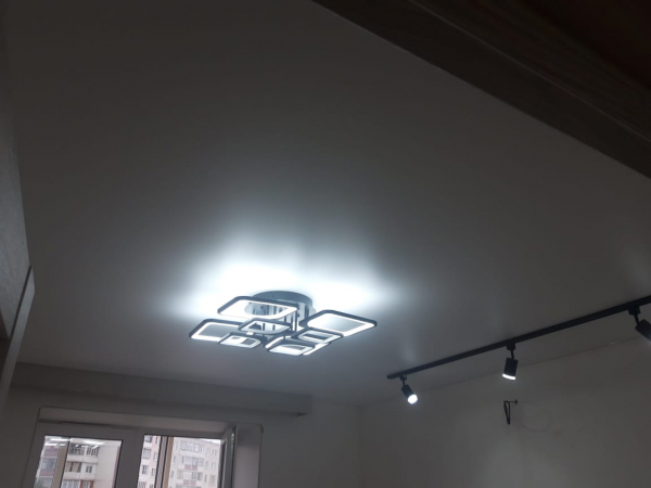 Фото натяжных потолков со светодиодной люстрой