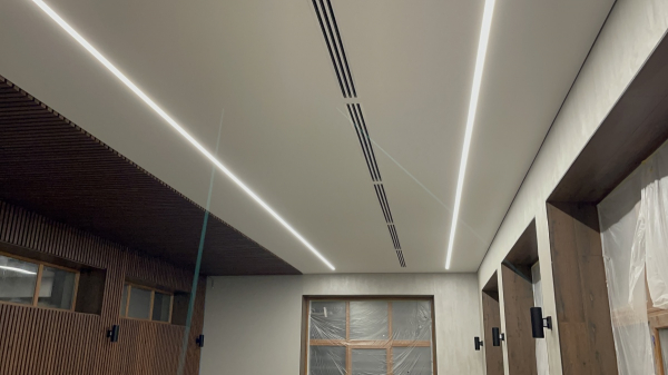 Фото потолков со световыми линиями