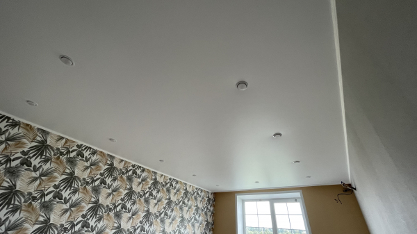 Фото белого потолка в гостиной