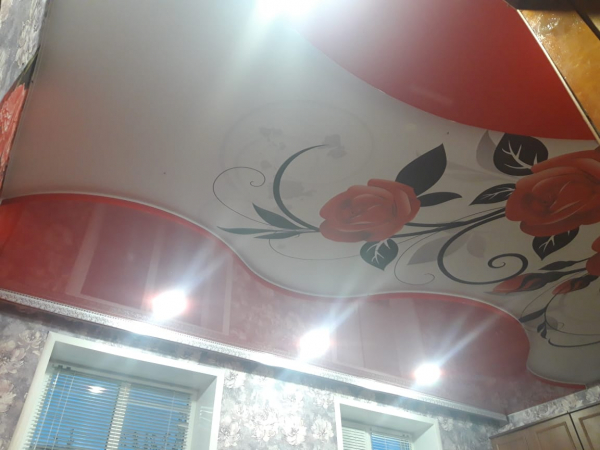 Фото многоуровневого потолка с фотопечатью