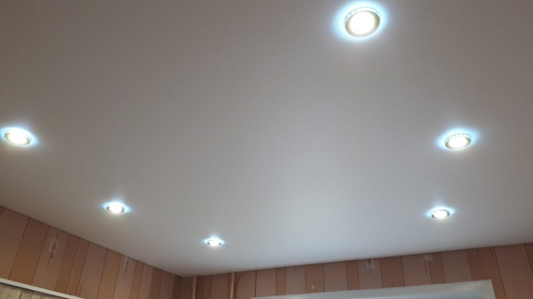 Светильники на натяжном потолке