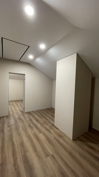 Фото натяжного потолка на мансарде