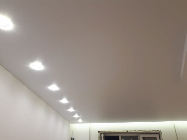 Потолок со светильниками
