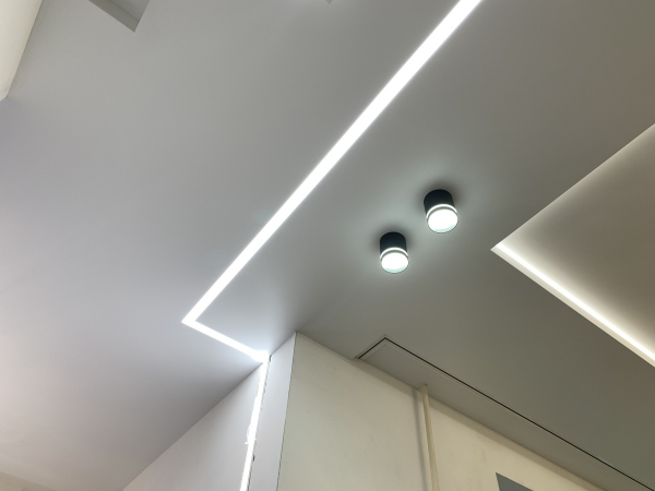 Переход натяжного потолка в коридоре