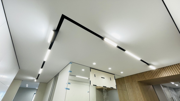 Ниши слот на натяжном потолке фото