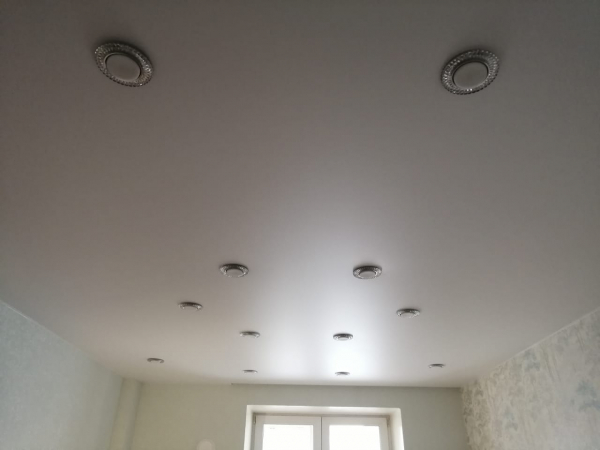 Потолок с выключенным светом