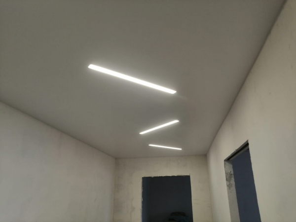 Световые линии на натяжном потолке