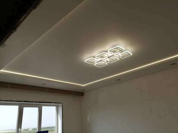 Многоуровневые потолок с люстрой