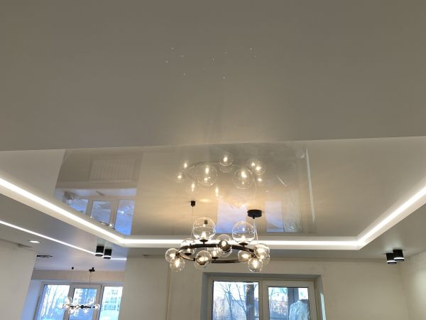 Потолок в зал