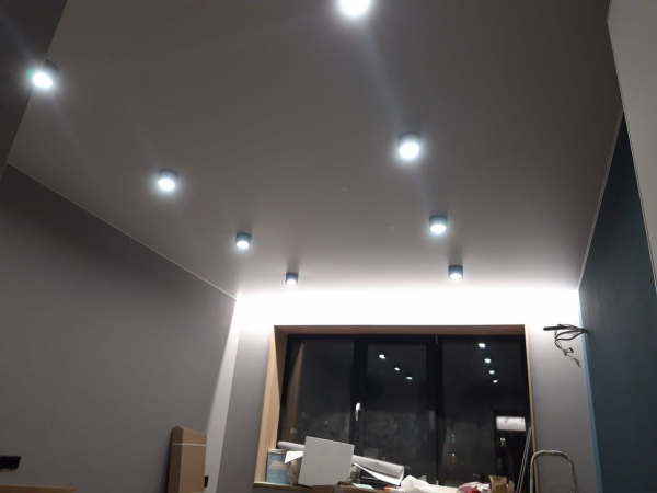 Накладные светильники на потолке