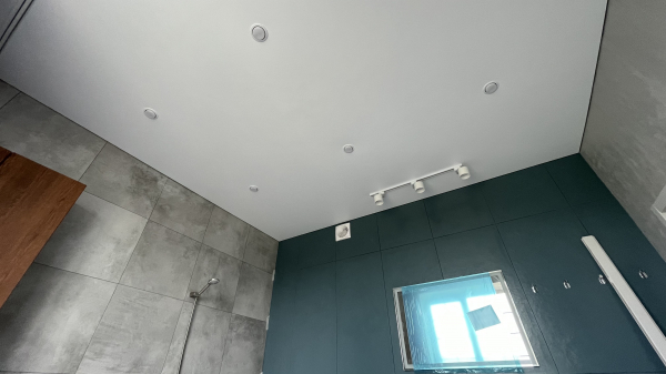 Современный потолок в ванной