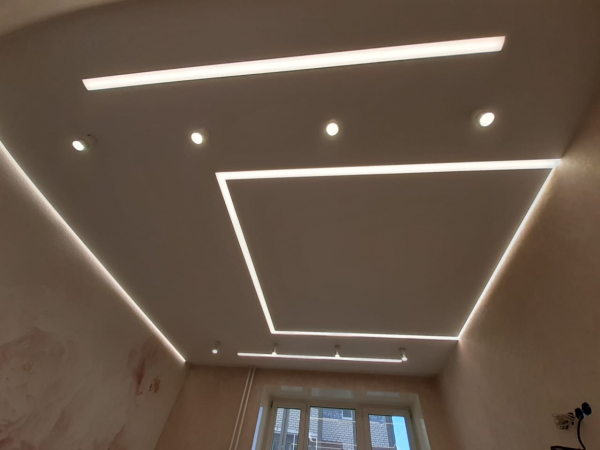 Световые линии на потолке