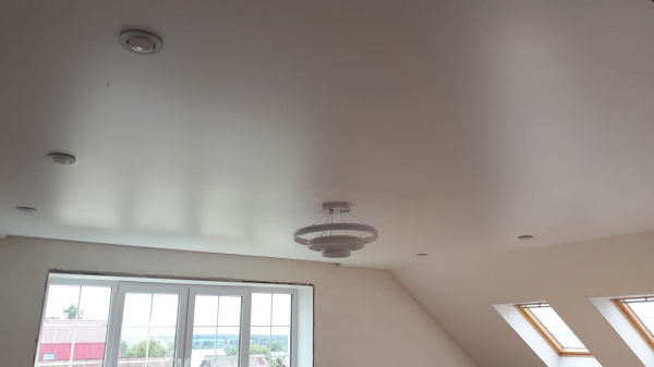 Фото сатинового потолка с люстрой