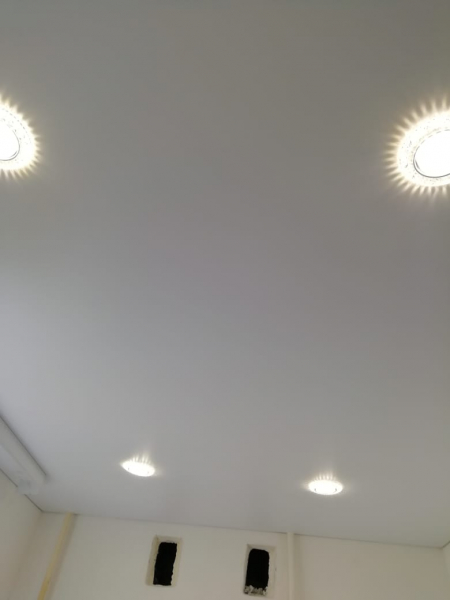 Белый потолок в гостиной