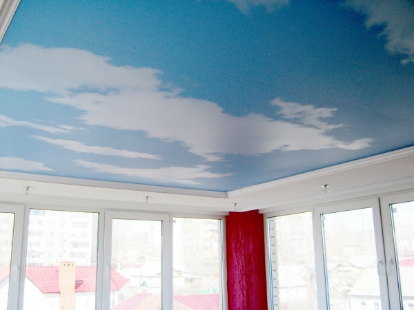 Глянцевый цветной потолок на кухню 6 м²