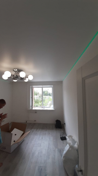 Потолок с подсветкой в зал