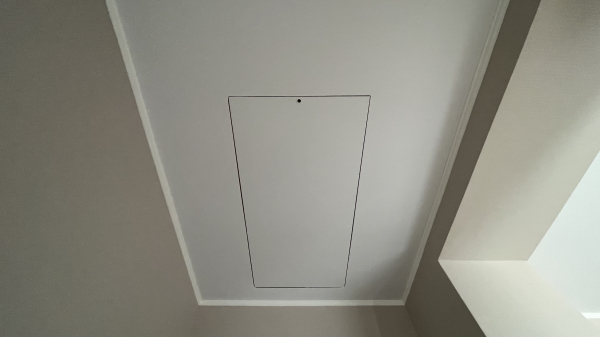 Люк в натяжном потолка на балконе