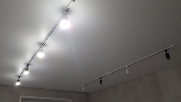 Треки на потолке в квартире фото