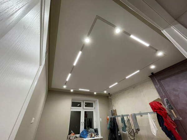 Фото натяжных потолков с трековой системой SLOTT