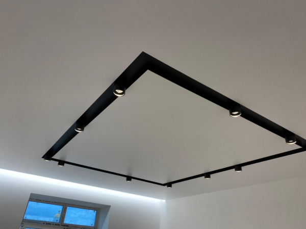 Натяжной потолок с треками