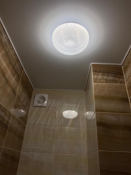 Натяжной потолок в туалете