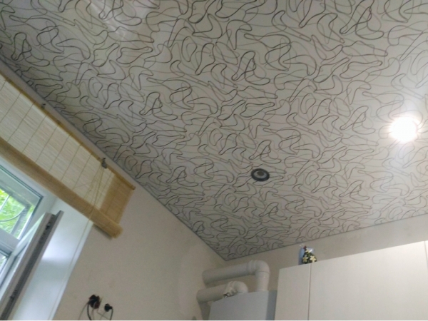 Пример дизайнерского потолка для ванной 6 м²