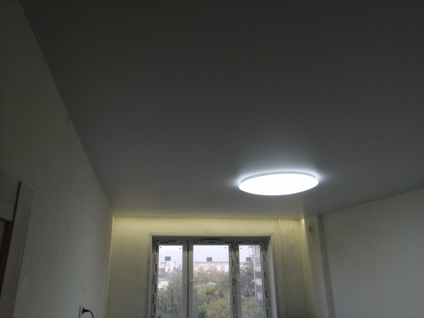 Белый натяжной потолок